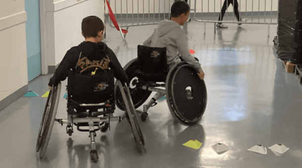 Enfants en fauteuil roulant faisant un atelier sportif