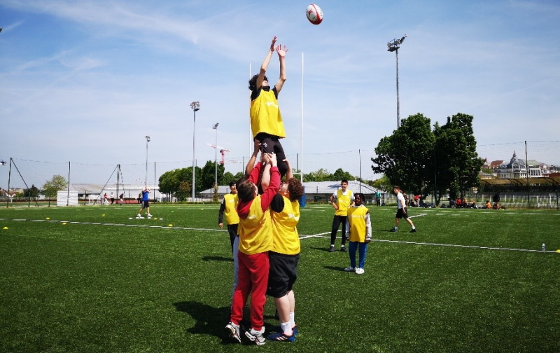 Des élèves pratiquent le rugby