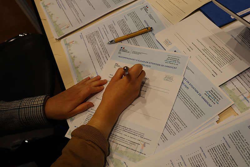 Signature au salon de l'emploi de Gennevilliers