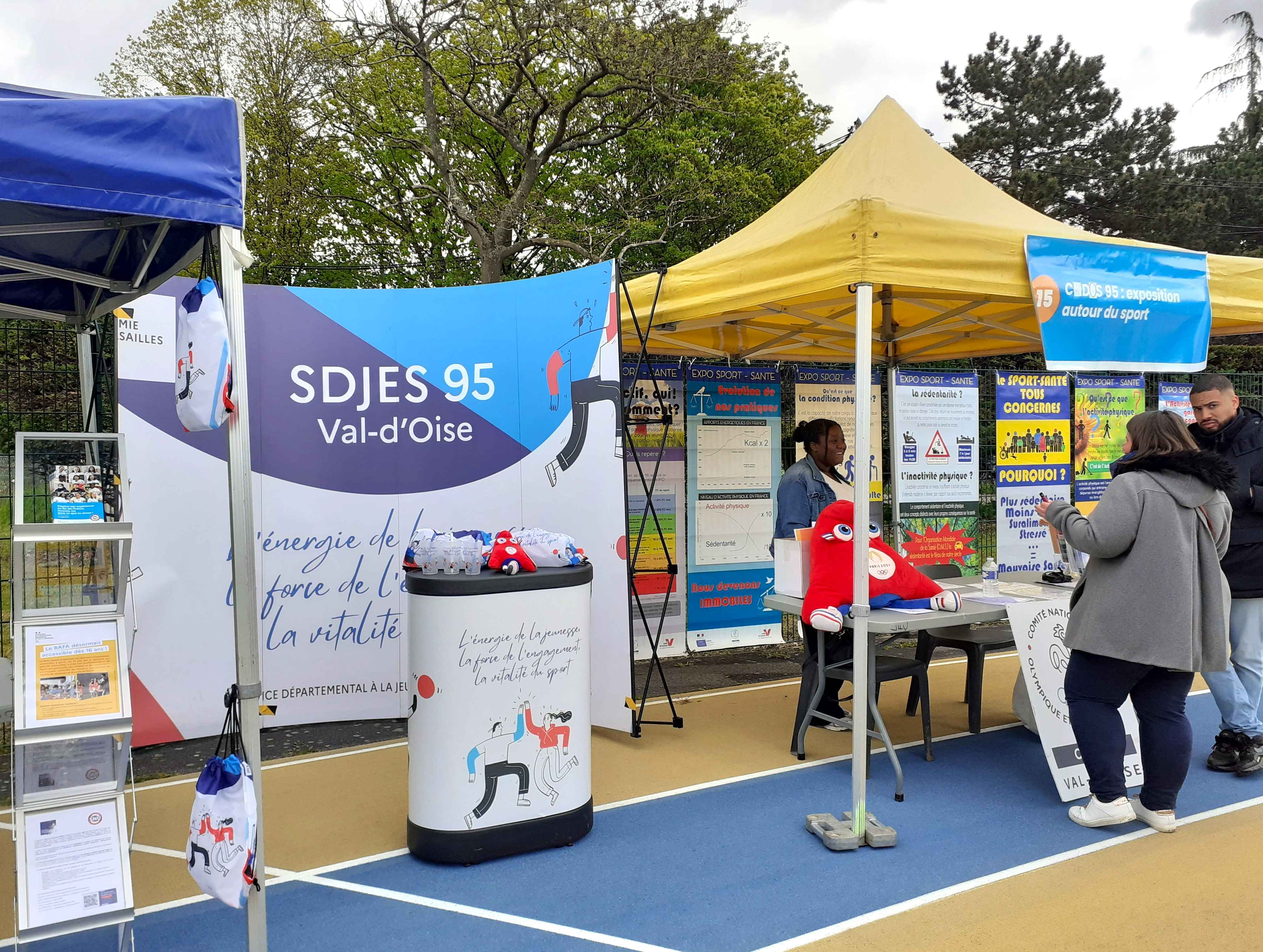 Stand SDJES 95 lors du Forum à Sarcelles