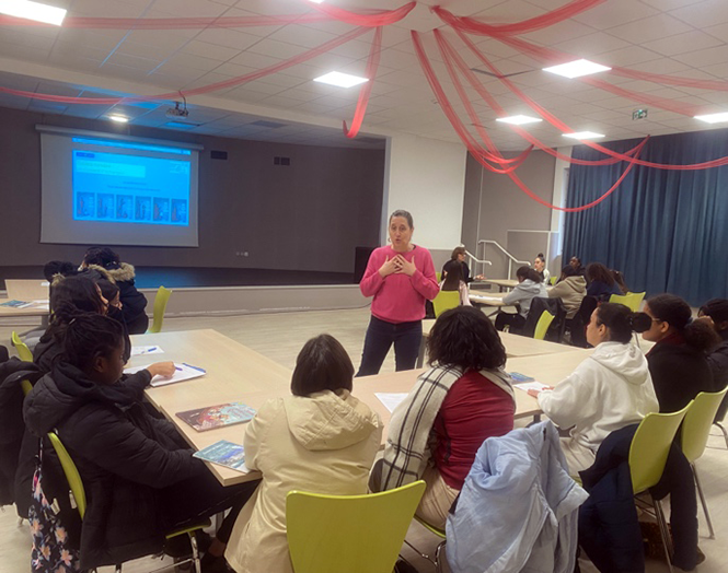 Une marraine s'exprime devant les élèves de la classe