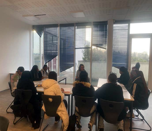 le élèves forment une table ronde et discutent entre eux 