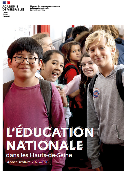Jeunes élèves qui sourient