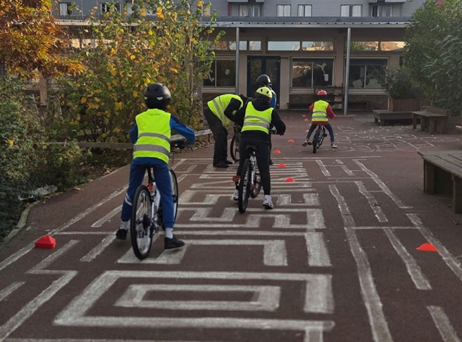 Élèves de CM2 de l’école Honoré de Balzac à Nanterre en apprentissage pratique du vélo pour développer leurs compétences de mobilité et de sécurité
