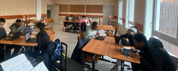 élèves de 4ème participant à un atelier proposant à la fois un travail sur la maîtrise du français et sur la découverte de soi.