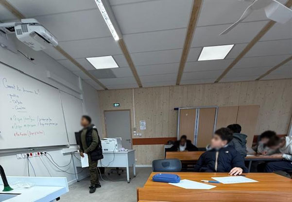 élèves de 4ème participant à un atelier proposant à la fois un travail sur la maîtrise du français et sur la découverte de soi.