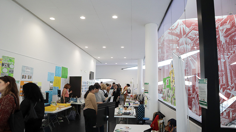 Photos des Stands de la semaine de la maternelle 2026 avec les enseignants qui déambulent