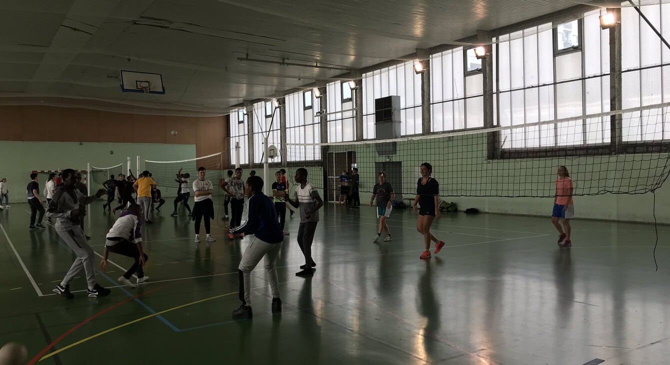 Séance de volley-ball dans un gymnase
