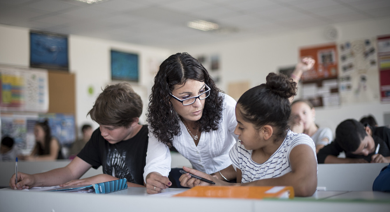 Enseignante en soutien avec une élève