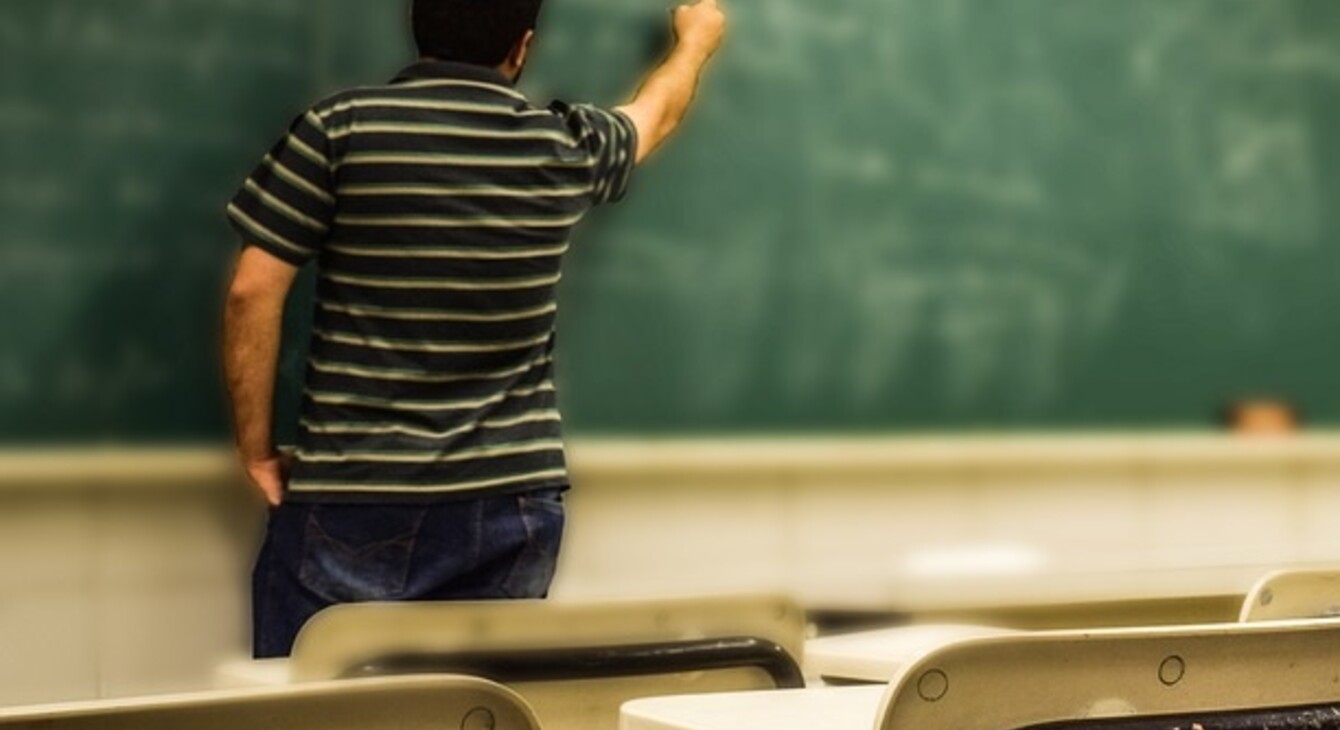 Professeur écrivant au tableau