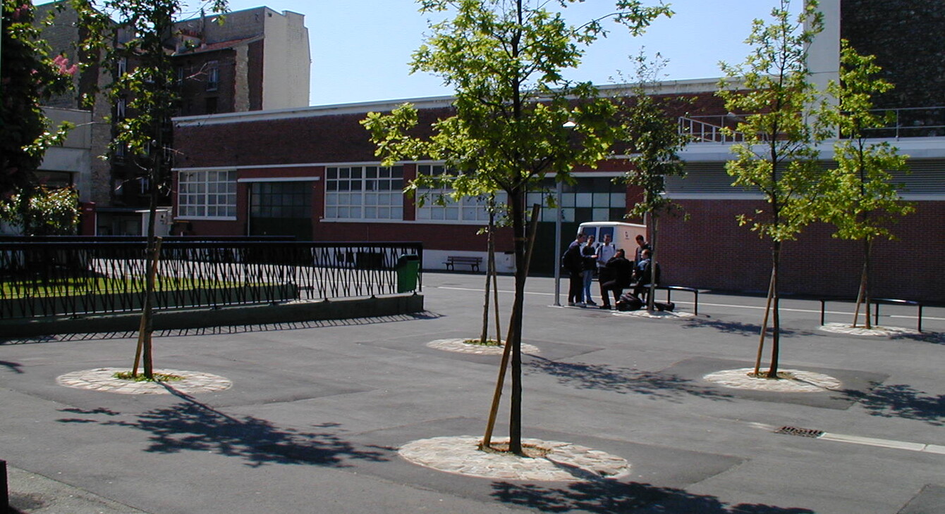 Photo d'une cours de collège