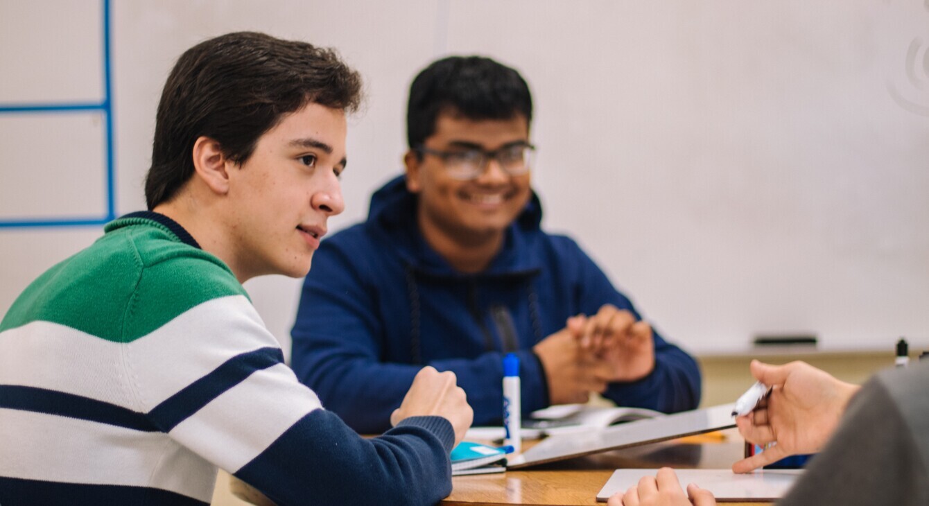 3 étudiant en groupe de travail