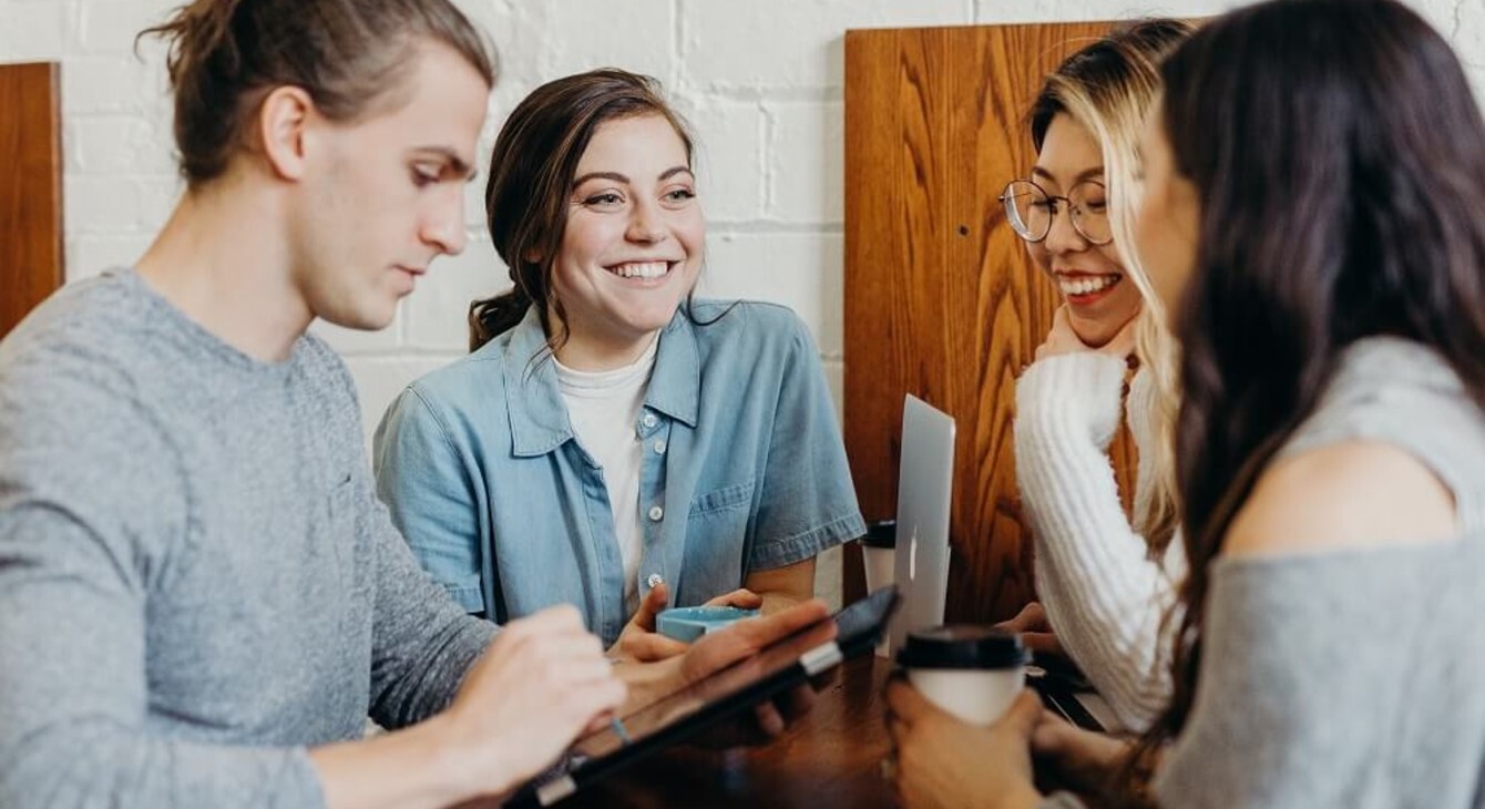 Etudiants discutant autour d'un verre