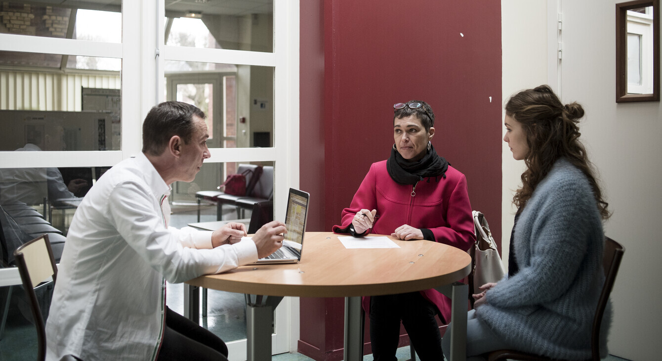 1 conseiller face à une élève et sa mère