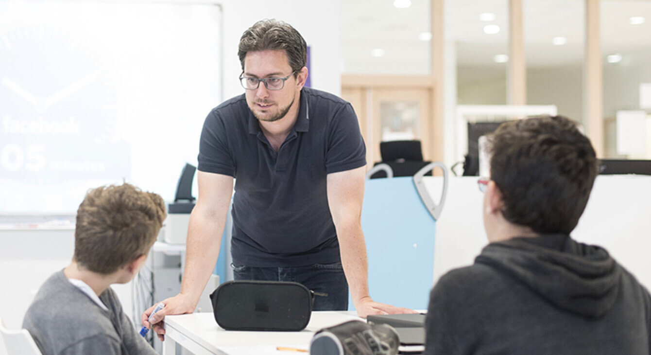 Professeur en classe face un collégien