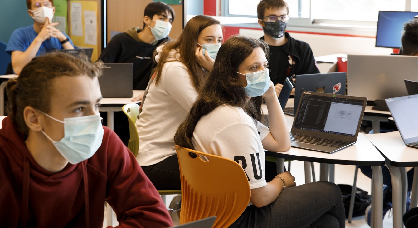 Lycéens en classe avec leur ordinateur portable
