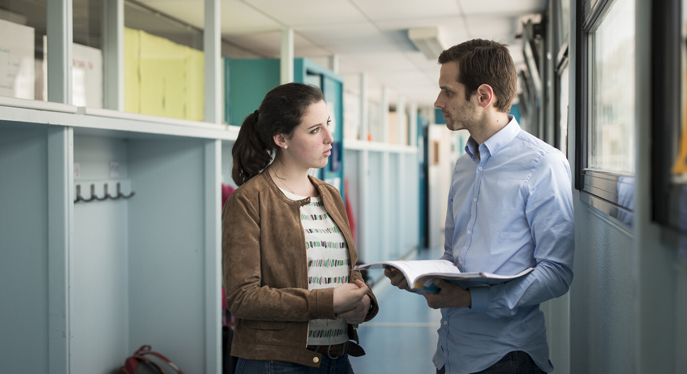 prof discutant avec une lycéenne