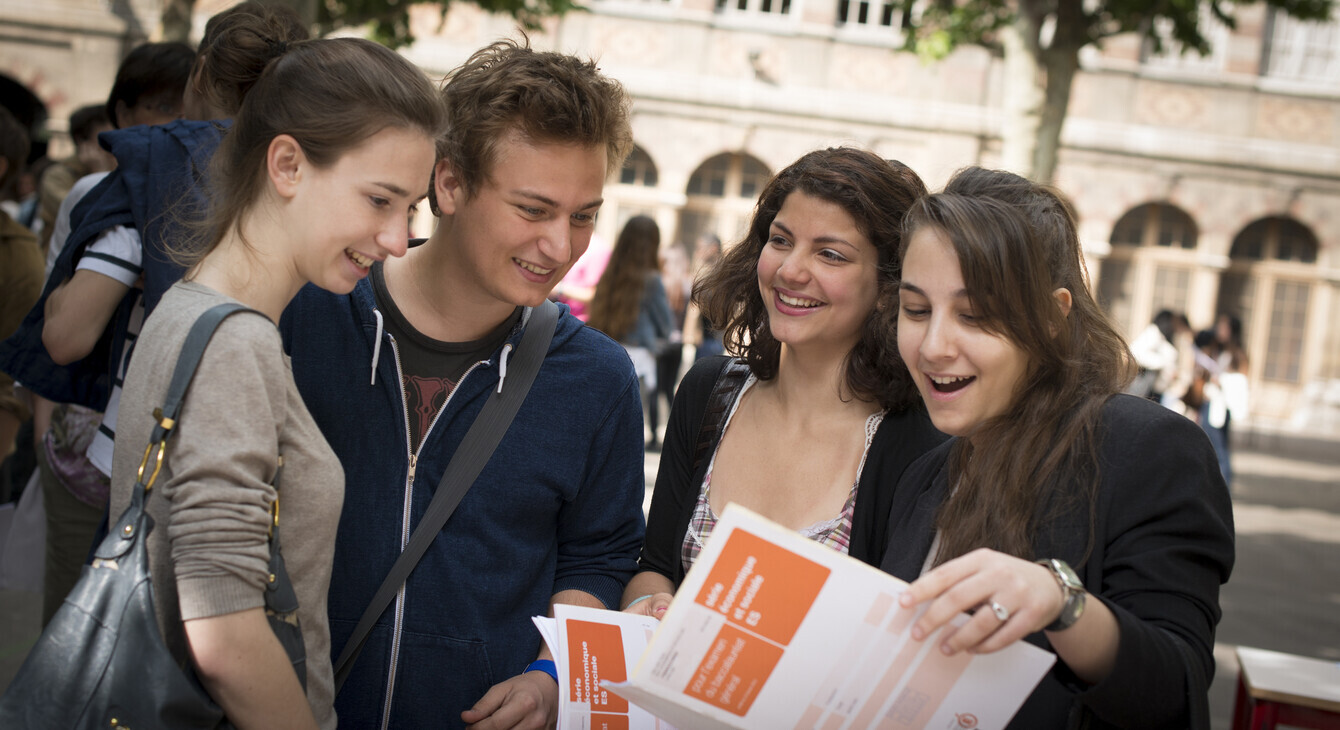 Groupe de 4 Etudiants autour d'une brochure