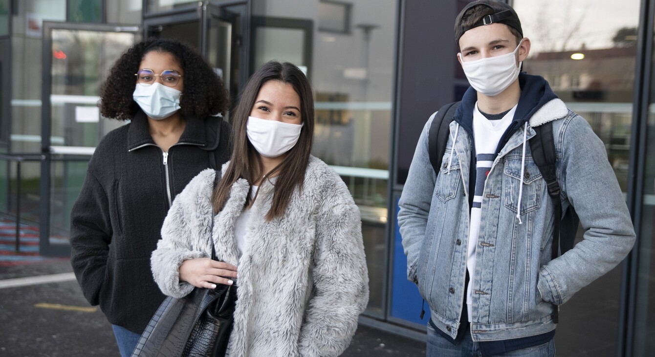 3 lycéens devant leur établissement