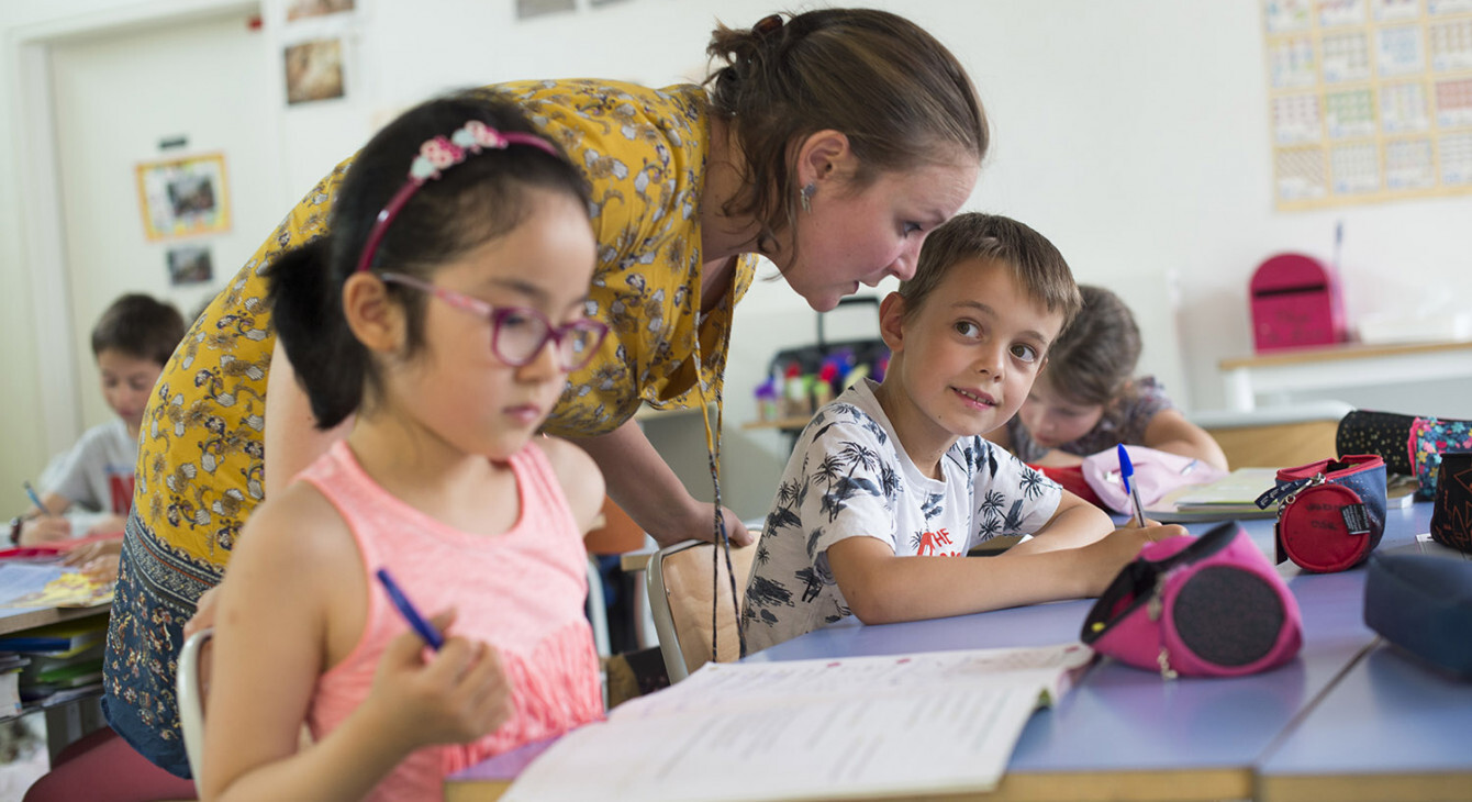 ecoliers aidé par enseignante