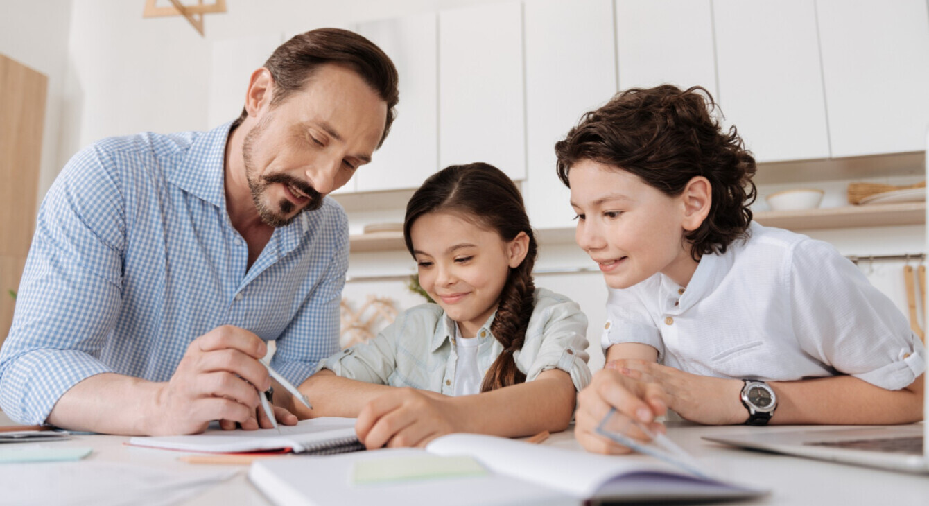 Père en train d'enseigner à ses deux enfants (garçon et fille)