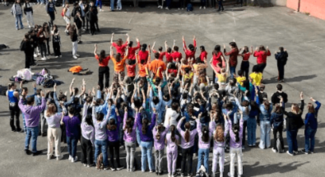 eleves dans la cours, en forme de drapeau LGBTQ+
