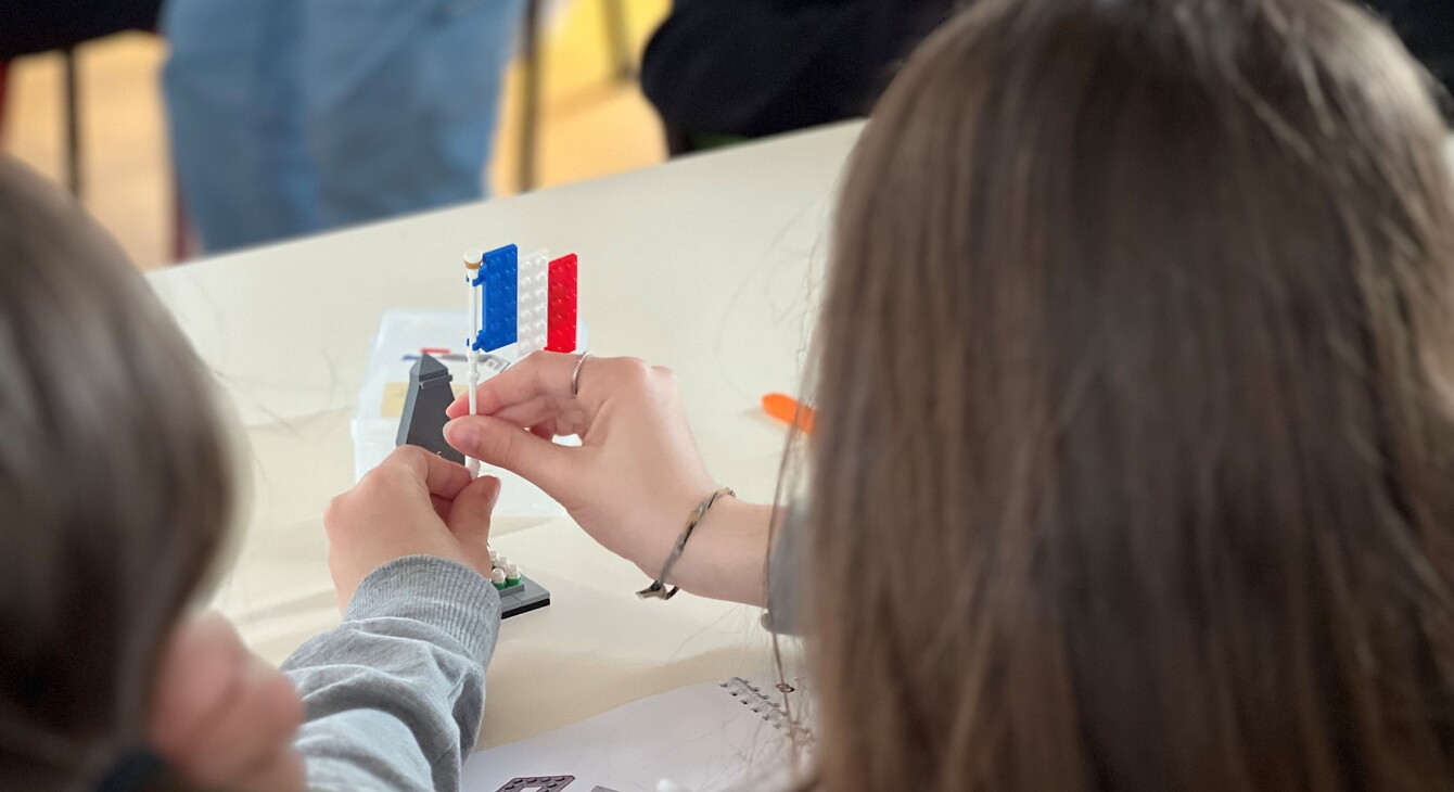 eleves construisant avec des briques