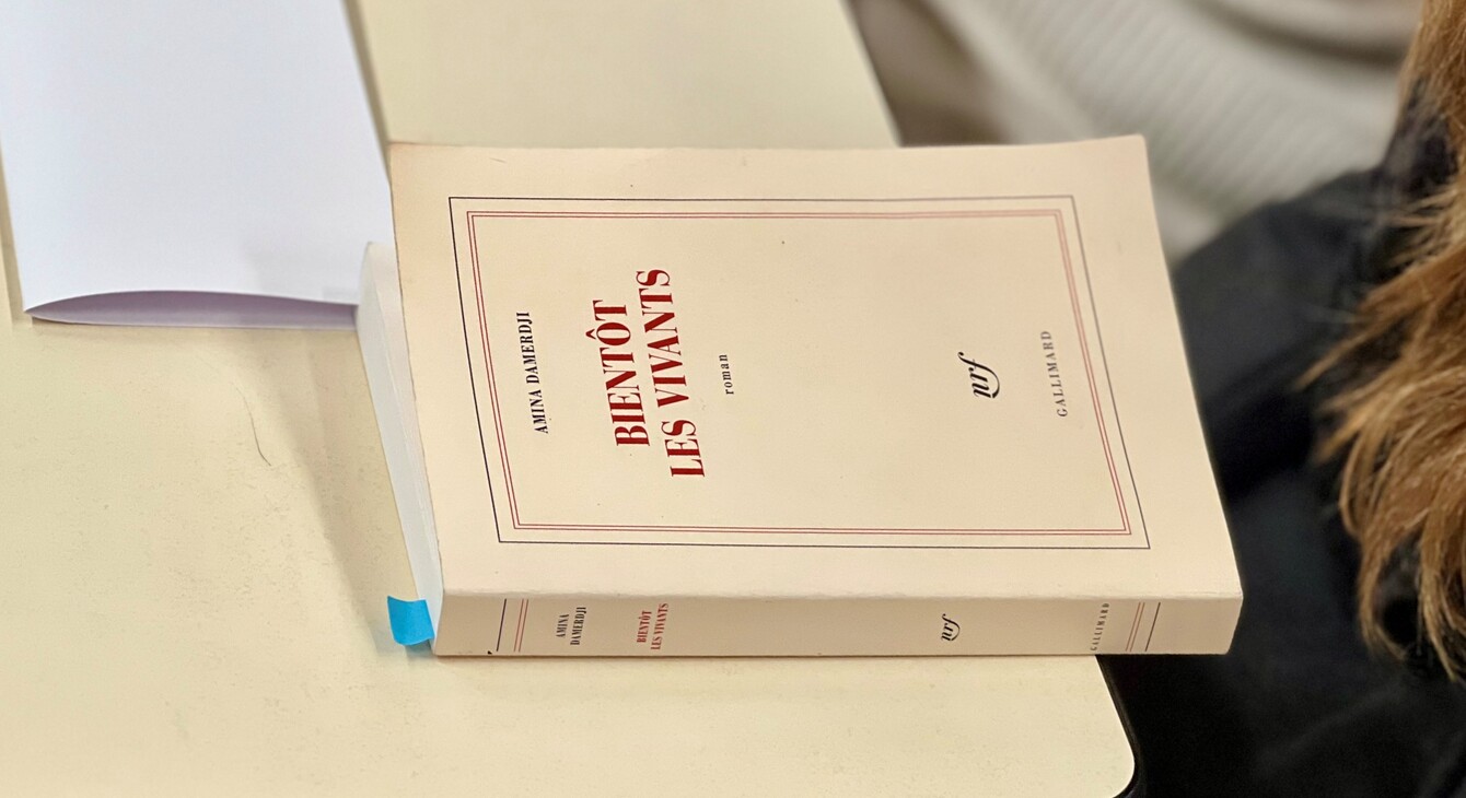 Livre au bord d'une table