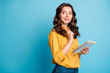 Femme regardant sur la gauche