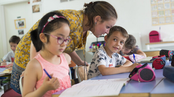 ecoliers aidé par enseignante