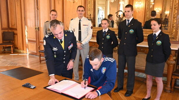 Semaine olympique et paralympique - lycée militaire Saint-Cyr - signature du parrainage avec Thibault Rigaudeau