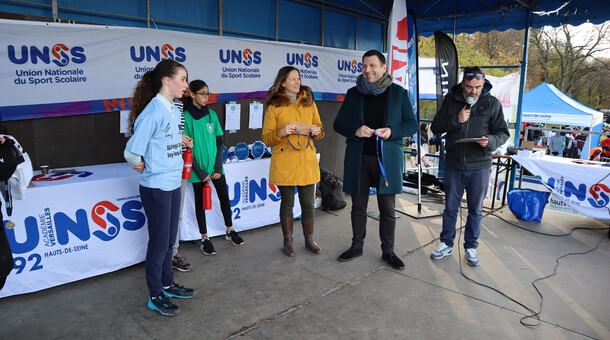 remise de prix cross filles par Mr Fulgence