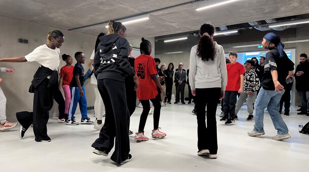 élèves qui dancent le Break dance