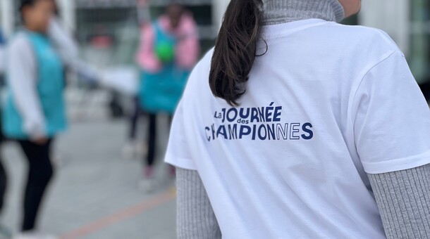 élève qui porte le tee shirt journée des championnes