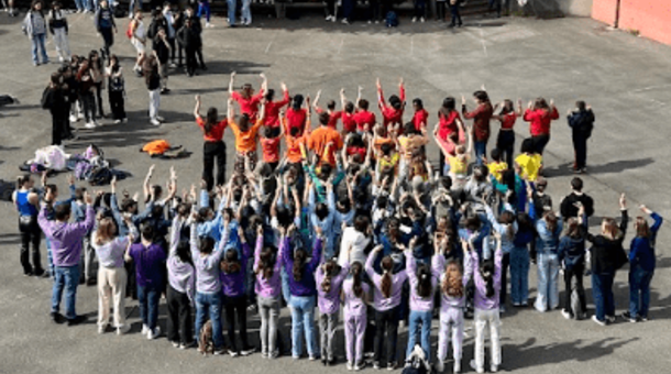 eleves dans la cours, en forme de drapeau LGBTQ+