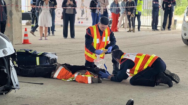pompiers au secours d'une (fausse) victime