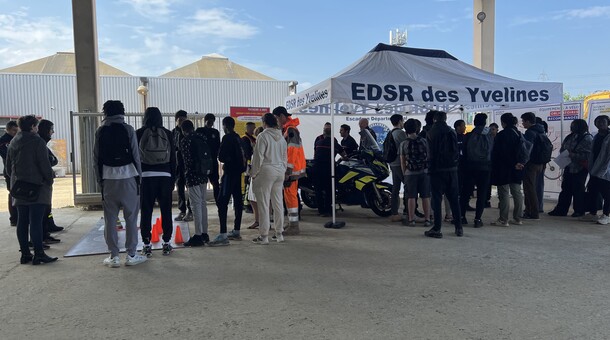groupe d'élèves devant un stand