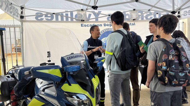 élèves à un stand de la gendarmerie