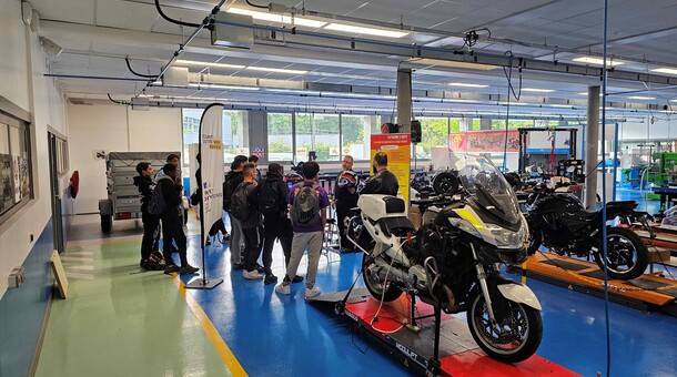eleves rassemblés devant une moto