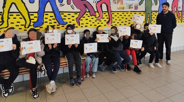 élèves au visage flouté  qui montrent leurs attestation de réussite au SRV