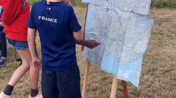 élève qui consulte la carte du parcours
