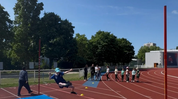 élèves qui execute un saut en hauteur