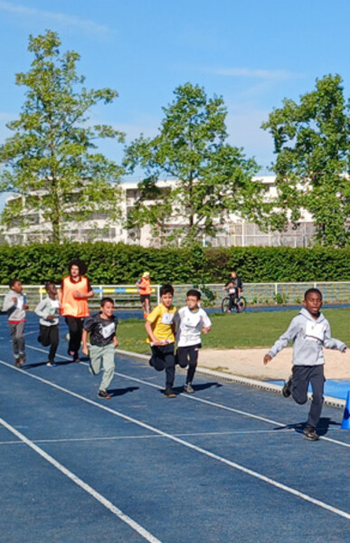 Elèves qui courent lors de la course des 1000-1000 à Nanterre