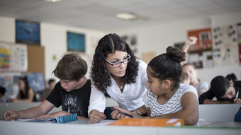 Enseignante en soutien avec une élève