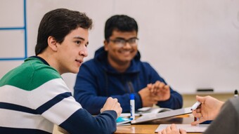 3 étudiant en groupe de travail