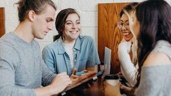 Etudiants discutant autour d'un verre