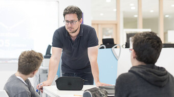 Professeur en classe face un collégien