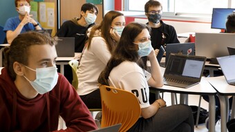 Lycéens en classe avec leur ordinateur portable