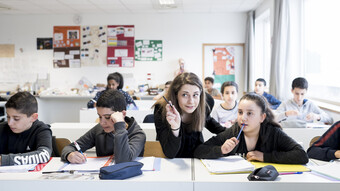 Professeure expliquant à une élève