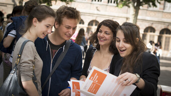 Groupe de 4 Etudiants autour d'une brochure